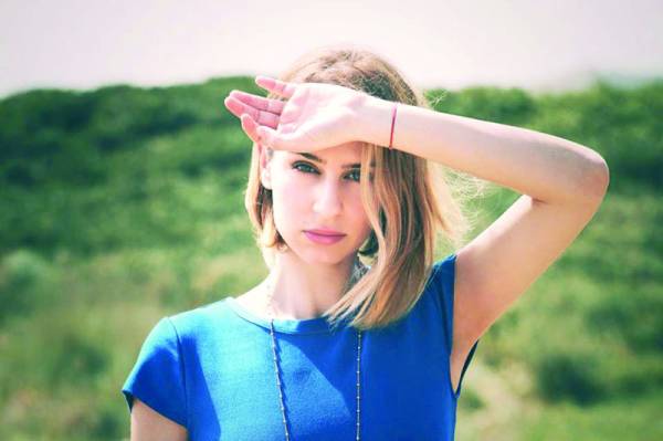 Η Ελενα Χαρμπίλα στην "Ε": "Γενικά δεν επιλέγω τον ρεαλισμό στη ζωή μου"