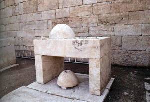 Λίθινη τράπεζα αγορανόμου βρέθηκε στην Αρχαία Μεσσήνη