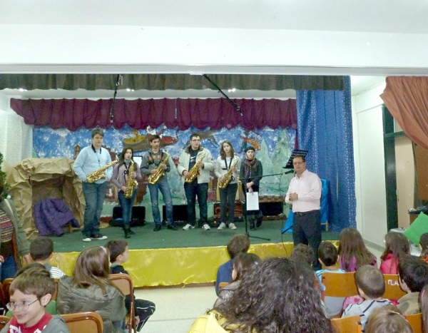 Κάλαντα από την «Μπάντα κουράγιο» σε σχολεία