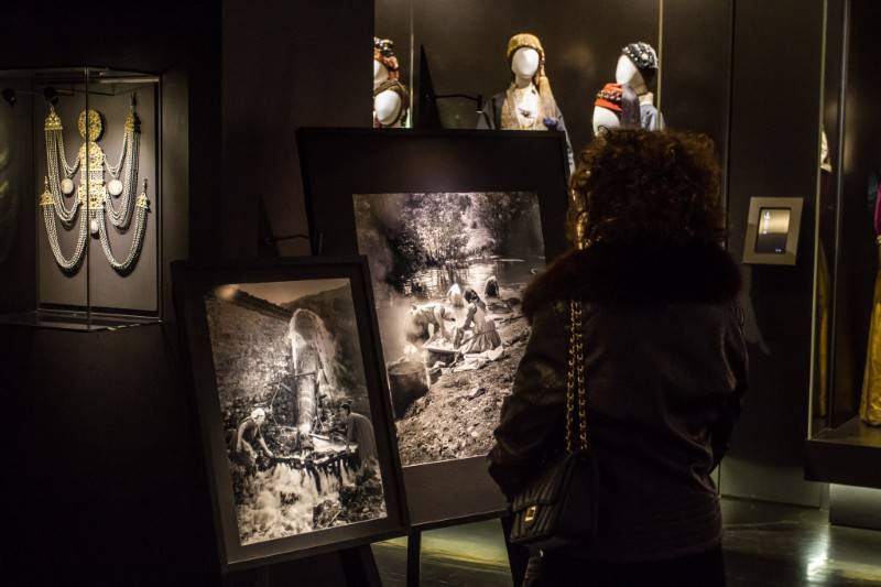 Εκθεσης στη Συλλογή Ενδυμασιών «Βικτωρία Γ. Καρέλια»: Μνήμες συντροφικότητας από την Ελλάδα του Τάκη Τλούπα