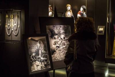 Εκθεσης στη Συλλογή Ενδυμασιών «Βικτωρία Γ. Καρέλια»: Μνήμες συντροφικότητας από την Ελλάδα του Τάκη Τλούπα