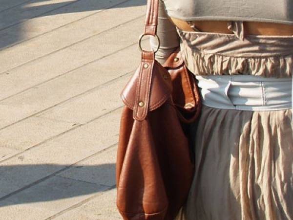 Ανήλικες έκλεψαν τσάντα στον Ισθμό