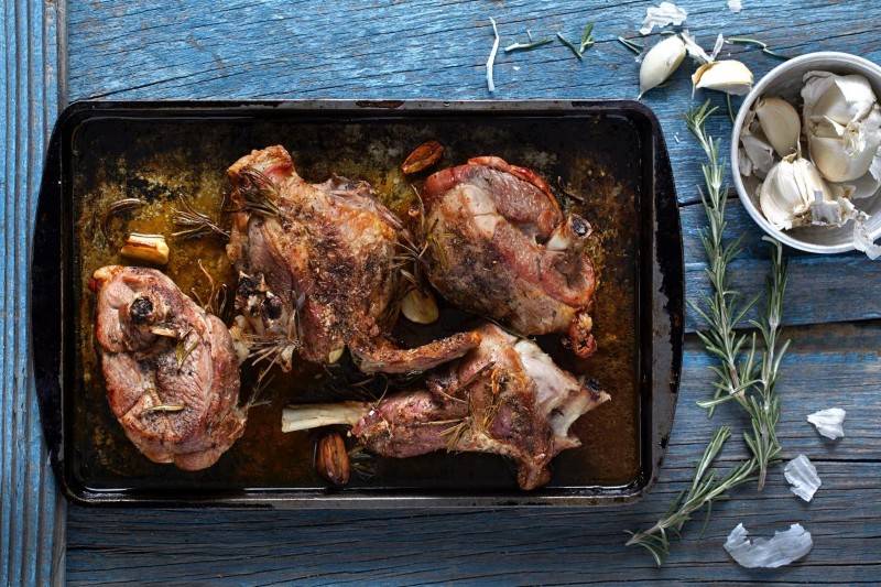 Κατσικάκι ψητό της γάστρας με αρωματικά και εσπεριδοειδή