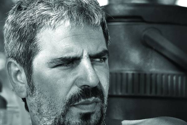Ο Γιάννης Κωσταβάρας μιλά για το φωτογραφικό λεύκωμα &quot;After Hours&quot;: Η νύχτα και το βλέμμα των ανθρώπων της