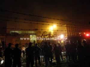 Υπό μερικό έλεγχο η πυρκαγιά στο εργοστάσιο του Καρέλια