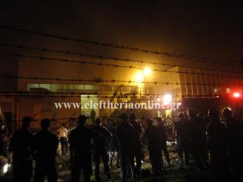 Υπό μερικό έλεγχο η πυρκαγιά στο εργοστάσιο του Καρέλια