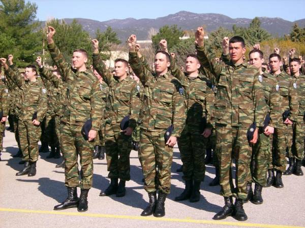 Ορκίστηκαν 400 νεοσύλλεκτοι στο 9ο Σύνταγμα Πεζικού στην Καλαμάτα (βίντεο και φωτογραφίες)