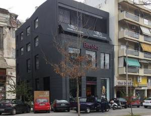 Εκλεψε ρούχα από το Bershka της Καλαμάτας, αλλά την "κάρφωσε" ο συναγερμός