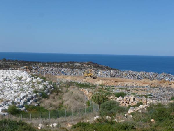 Τραγική παραμένει η κατάσταση στο σκουπιδότοπο του Αγ. Νικολάου (φωτογραφίες)