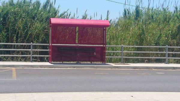 Τοποθετήθηκαν στέγαστρα στις στάσεις του αεροδρομίου