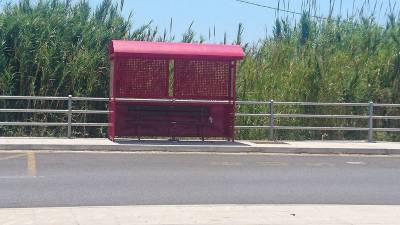 Τοποθετήθηκαν στέγαστρα στις στάσεις του αεροδρομίου