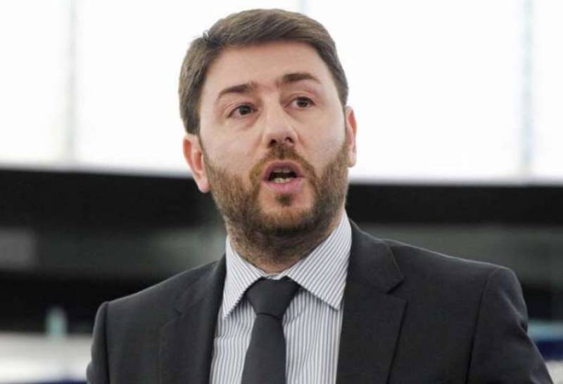 Ανδρουλάκης: "Ο Χρήστος Μαλαπάνης έφυγε αλλά θα μείνει ζωντανός μέσα από τα έργα του"