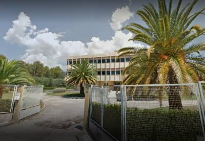 Οι δημόσιες υπηρεσίες πληρώνουν ενοίκιο και τα κρατικά κτήρια παραμένουν κενά