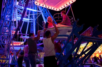 Μπλόκαρε η ρόδα του λούνα παρκ