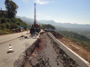 Πασσαλομπήξεις στην κατολίσθηση στην Τσακώνα