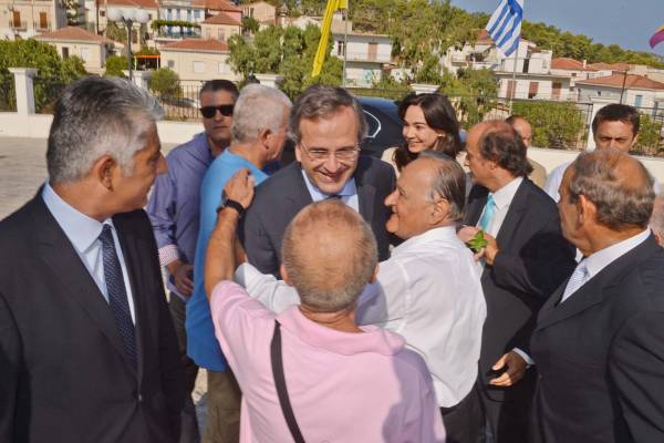 Με τους φίλους του στην πλατεία της Πύλου ο Σαμαράς (φωτογραφίες)