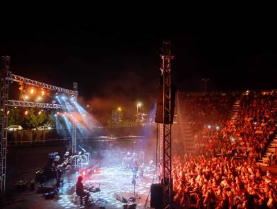 Γιάννης Κότσιρας: Καταχειροκροτήθηκε στο Ανοιχτό Θέατρο Καλαμάτας (βίντεο+φωτο)