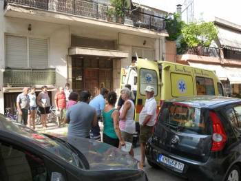 Ανδρας πεσμένος στο δρόμο