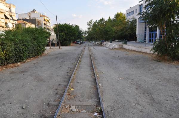 Τέρμα το παρκάρισμα στις γραμμές του τρένου