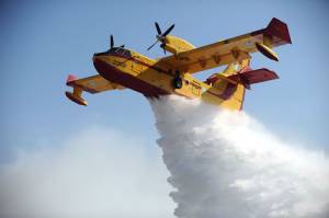 Αναγκαστική προσγέιωση έκανε το καναντέρ στην πυρκαγιά της Νεάπολης