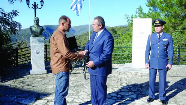 Η Πολιτεία τίμησε μετά θάνατον τον επισμηνία (Ι) Γρηγόριο Βαλκανά στους Χράνους Αρκαδίας (φωτογραφίες)