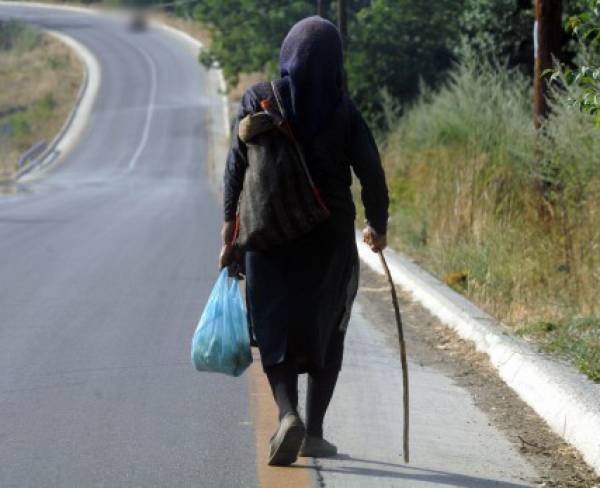 81χρονη πλάκωσε με τη μαγκούρα τον Πακιστανό κλέφτη στο Μελιγαλά