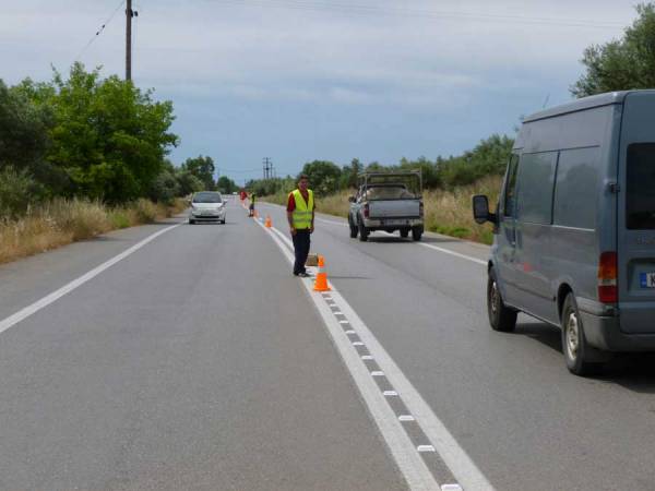 "Μάτια γάτας" στην παλιά εθνική οδό