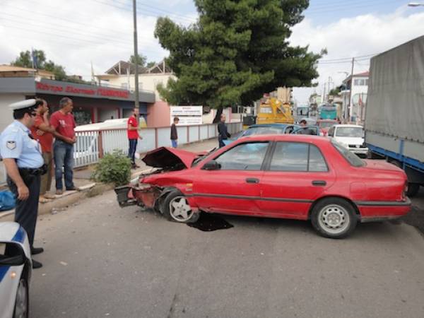 Σύγκρουση αυτοκινήτων στη γέφυρα Αγίας Τριάδας