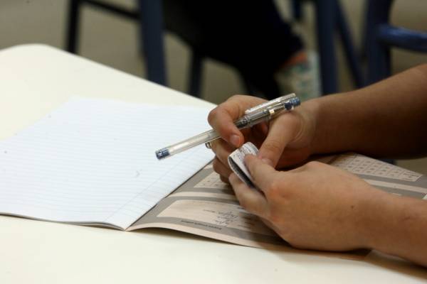 Μηδενίστηκε γραπτό μαθήτριας με κινητό στην Καλαμάτα