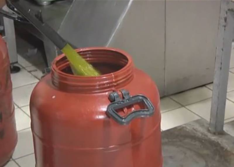 Κοιμάται στο ελαιοτριβείο του για να μην του κλέψουν το λάδι