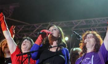 Η Χαρούλα έβαλε το γάντι και τραγούδησε για τις απολυμένες καθαρίστριες