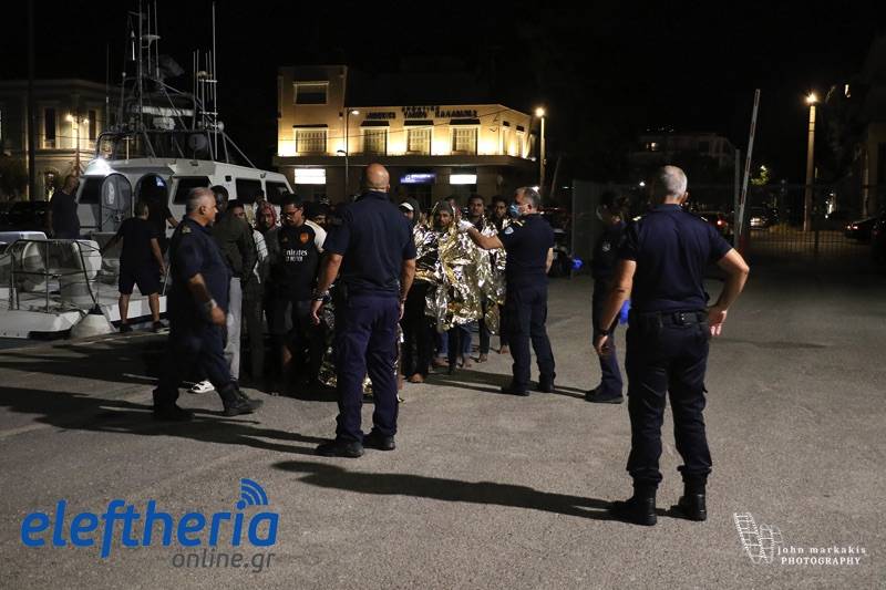 Καλαμάτα: Συνελήφθησαν 2 διακινητές από το Μπανγκλαντές - Στο λιμάνι παραμένουν οι 37 μετανάστες