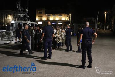 Καλαμάτα: Συνελήφθησαν 2 διακινητές από το Μπανγκλαντές - Στο λιμάνι παραμένουν οι 37 μετανάστες