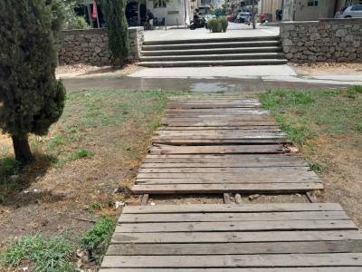 Κατεστραμμένος ο ξύλινος διάδρομος