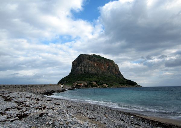 Καθαρισμός ακτών από το Δήμο Μονεμβασιάς
