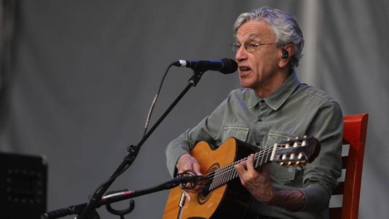 Θετικός στον κορονοϊό ο ζωντανός θρύλος της βραζιλιάνικης μουσικής Καετάνο Βελόσο