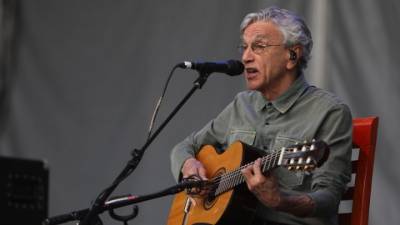 Θετικός στον κορονοϊό ο ζωντανός θρύλος της βραζιλιάνικης μουσικής Καετάνο Βελόσο