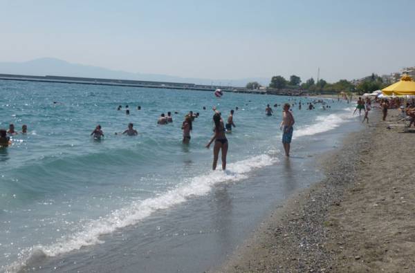 Πεντακάθαρη η θάλασσα στην Καλαμάτα, σύμφωνα με τη ΔΕΥΑΚ