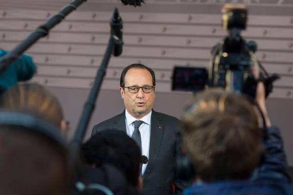 Εκκληση Ολαντ για "συμβιβαστική συμφωνία" μέχρι τη Δευτέρα