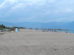 Η παραλία στην Ανάληψη κερδίζει… λουόμενους