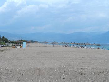 Η παραλία στην Ανάληψη κερδίζει… λουόμενους