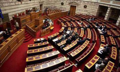 Ξορκίζοντας το κακό μεταξύ καφέ και ούζου