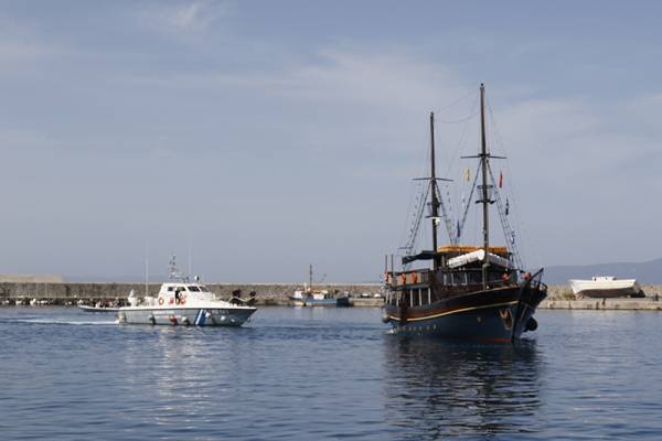 Ασκηση αντιμετώπισης φωτιάς σε σκάφος από το Λιμεναρχείο Καλαμάτας (βίντεο)