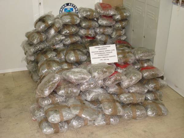 Πάνω από 136 κιλά χασίς σε Ι.Χ.