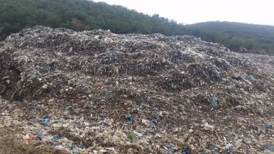 Γιγαντώνεται η περιβαλλοντική πληγή στη Μαραθόλακκα, σύμφωνα με τον Μάκαρη (βίντεο)