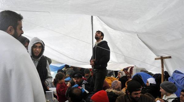 Σύροι στο Σύνταγμα: Αντιδρούν στην απομάκρυνση άρρωστων γυναικόπαιδων