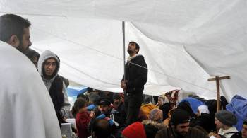 Σύροι στο Σύνταγμα: Αντιδρούν στην απομάκρυνση άρρωστων γυναικόπαιδων