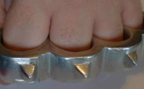 Σύλληψη στην Πύλο για 2 σιδερογροθιές