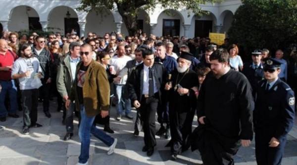 Τήνος: Κάτοικοι αποδοκίμασαν και κατέβρεξαν τον Μητροπολίτη Δωρόθεο (βίντεο)