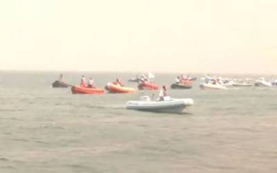 Σε πλήρη εξέλιξη εκκένωση πολιτών από το λιμάνι της Νέας Αγχιάλου (βίντεο)